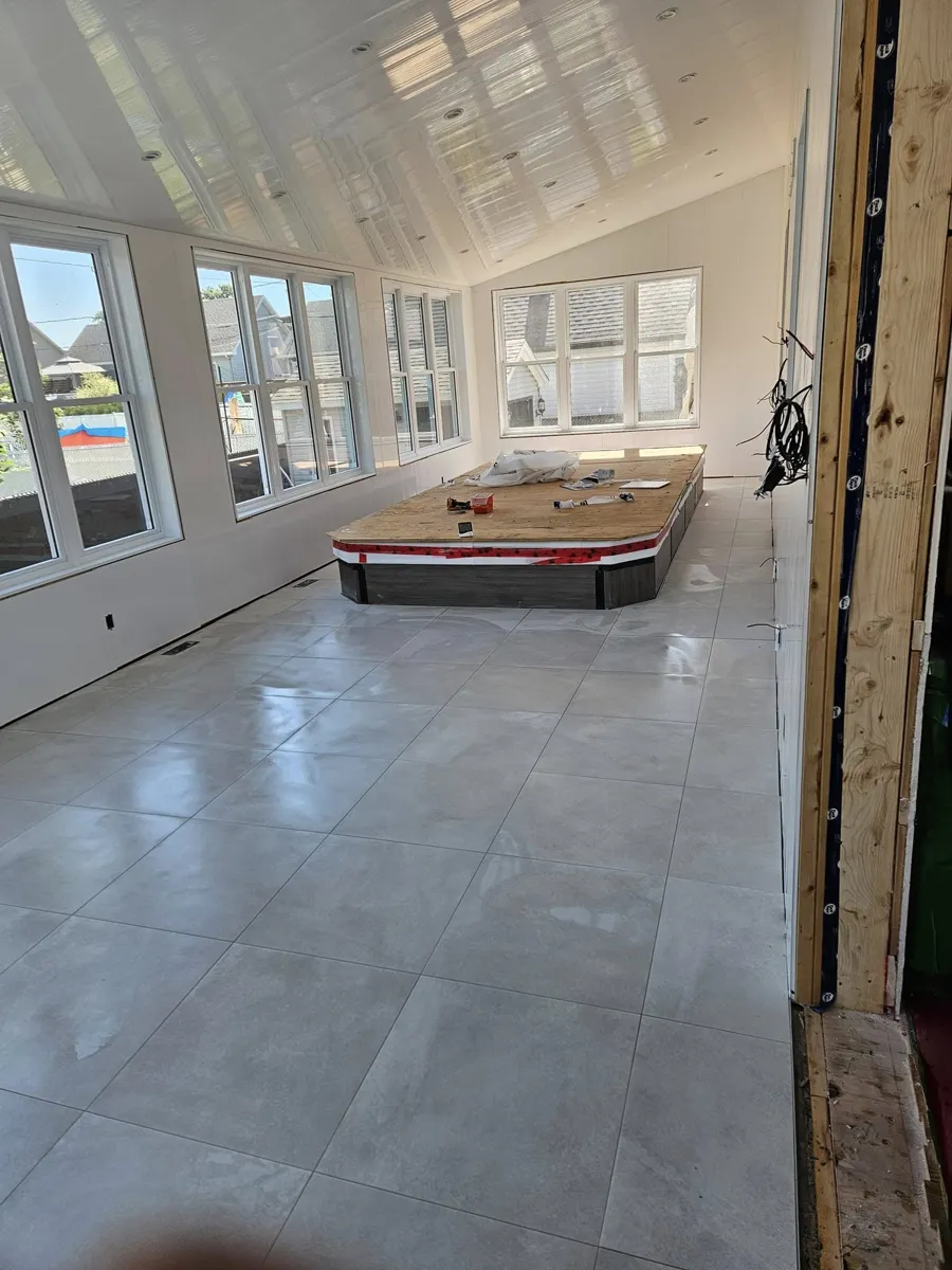 Plancher de céramique grand format terminé, carreaux bien appuyés et joints alignés