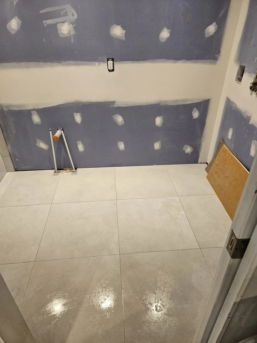 Le même plancher, une fois la céramique posée sur la membrane