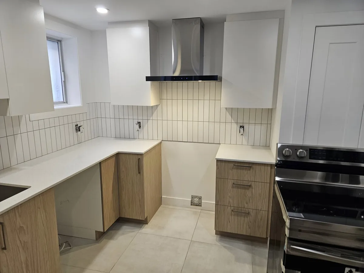 Dosseret de carreaux blancs posés à la verticale, joints alignés, derrière la cuisinière et le comptoir