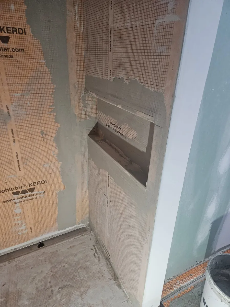 Niche de douche horizontale recouverte de membrane d'étanchéité, avant la pose de la céramique