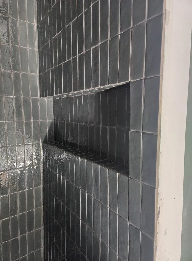 Niche de douche horizontale habillée du même carreau que les murs