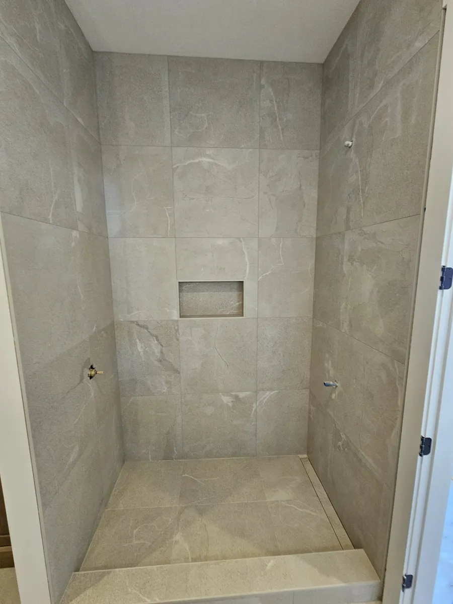 Douche en céramique aspect pierre beige-taupe avec niche encastrée