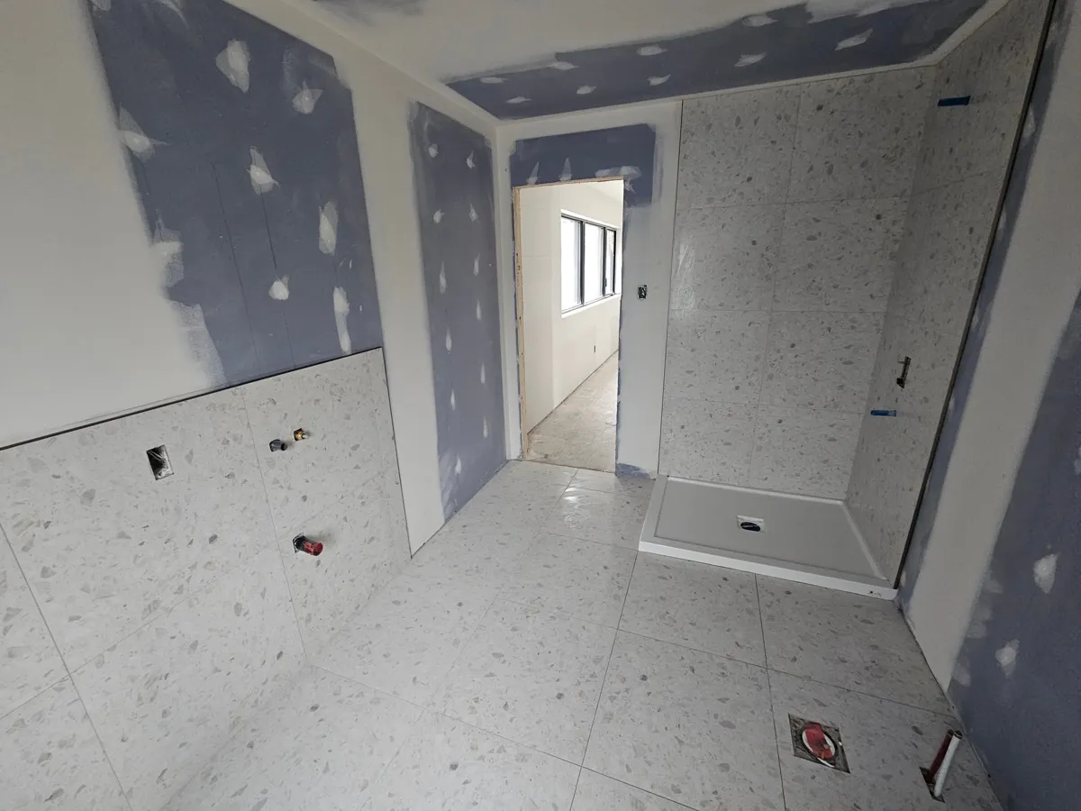 Salle d'eau en 26 x 26, pour un rendu uniforme