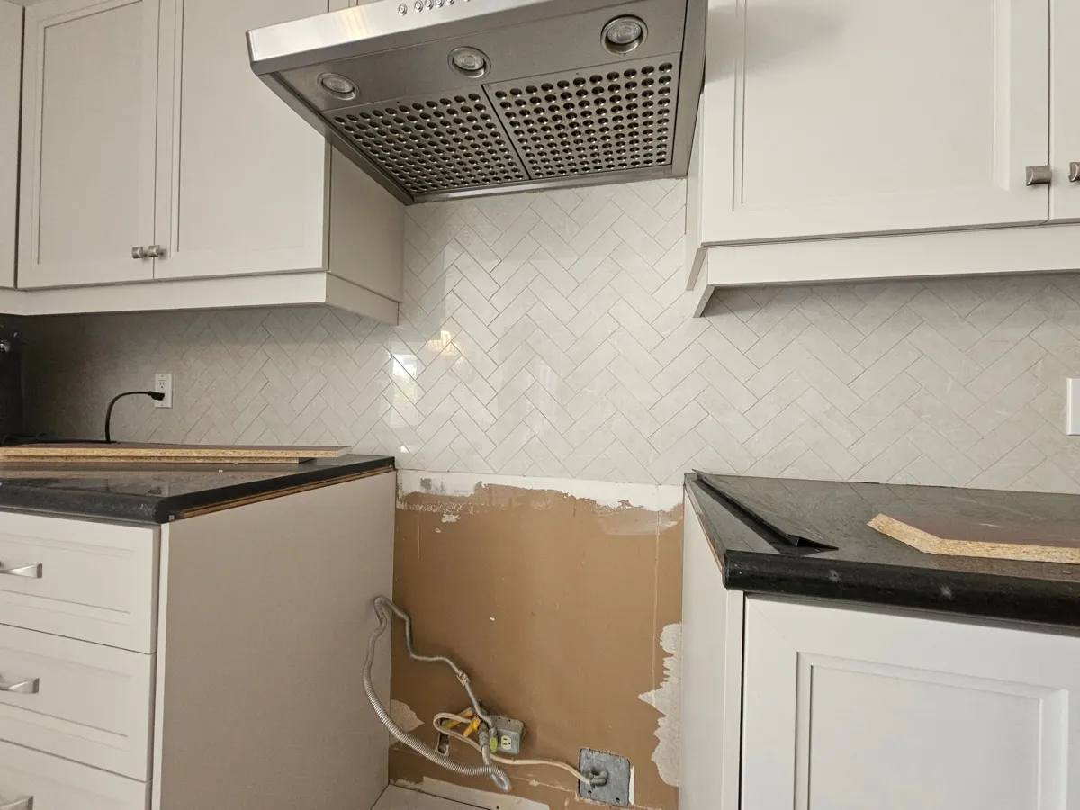 Dosseret de cuisine posé en chevrons sous les armoires