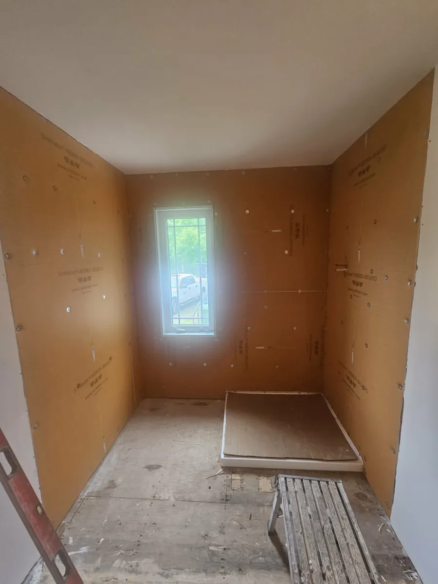 Les murs de la douche montés en panneaux Kerdi-Board, avant l'imperméabilisation
