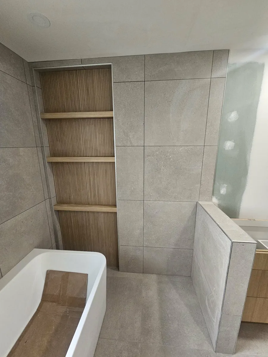 Niche à tablettes encastrée derrière le bain autoportant