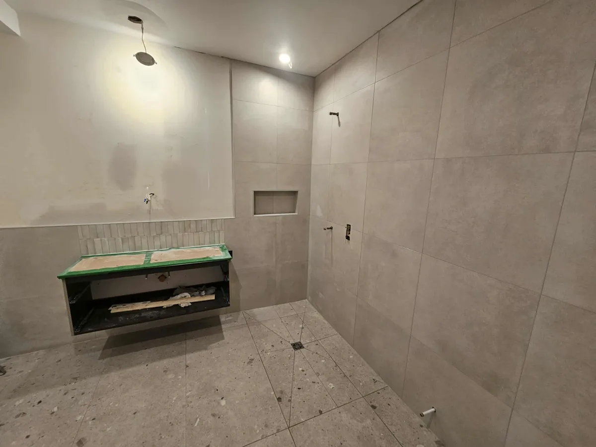 Murs de la douche en céramique grand format, avant l'installation de la paroi de verre