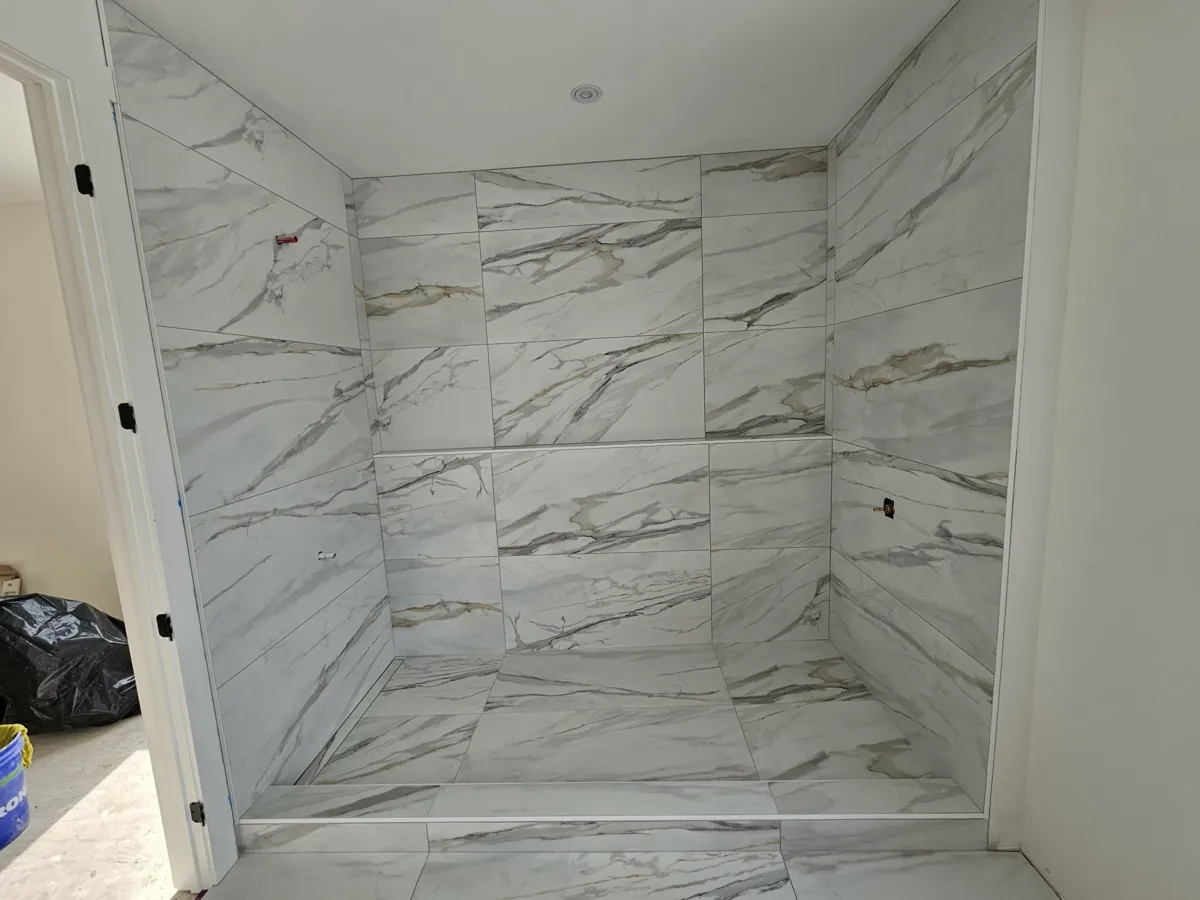 Douche à l'italienne en Calacatta grand format, murs et plancher assortis