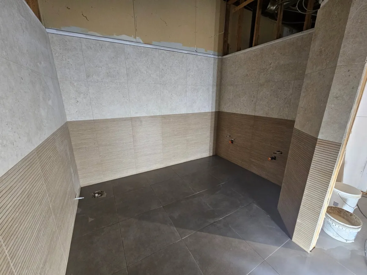 Plancher 24 x 24 anthracite et cloison recouverte des deux formats